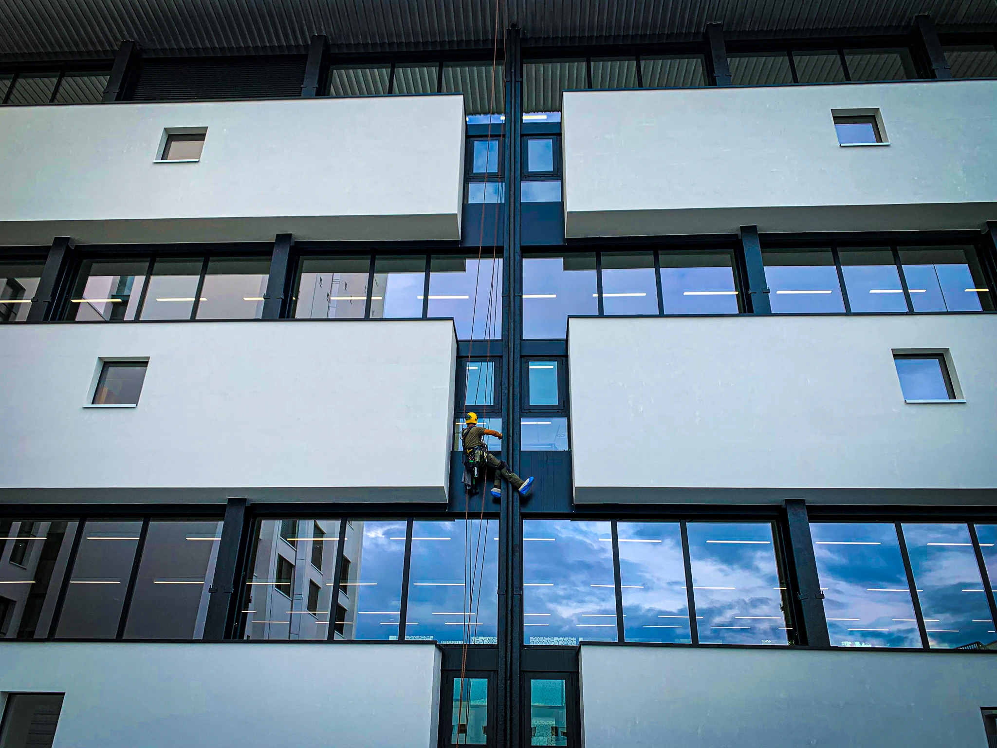 Nettoyage des vitrages en hauteur d’une bibliothèque universitaire
